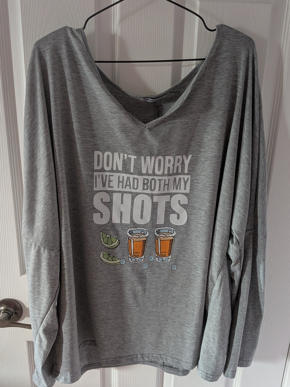 MISSLOOK Grey V-Neck Long Sleeve Tee with 'Don't Worry' Shot Graphic